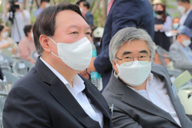 이철우 연세대 법학저문대학원 교수가 '윤 대통령을 극우 세력의 수괴'라고 지칭하며 "정신적으로 화융할 수 없는 사람"이라고 비판했다. 사진은 2021년 남산예장공원 개장식 참석한 당시 윤석열 전 검찰총장과 이철우 교수(왼쪽부터) 모습. /사진=뉴시스