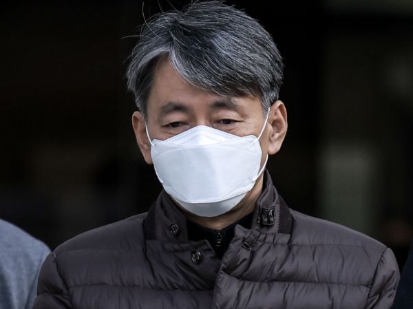 조지호 경찰청장과 김봉식 서울경찰청장이 구속 상태로 재판에 넘겨졌다. 사진은 조지호 경찰청장이 13일 서울 서초구 서울중앙지방법원에서 열린 12·3 비상계엄 사태에 동조한 혐의 관련 영장실질심사(구속 전 피의자 심문)를 마친 뒤 법원을 나서고 있는 모습. /사진=뉴시스