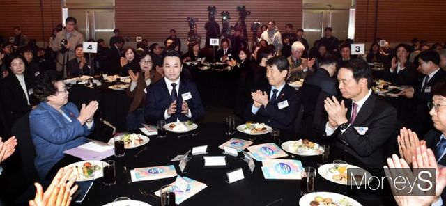 ▲ 박수치는 강주호 한국교총 회장, 이주호 사회부총리 등 내외빈