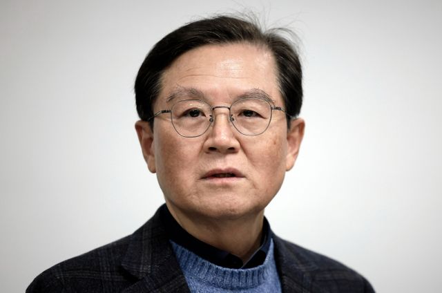윤석열 대통령 측이 대통령 도피 의혹에 대해 거짓 선동이라며 반박했다. 사진은 윤 대통령 측 변호사인 윤갑근 변호사가 8일 서울 서초구 한국컨퍼런스센터에서 기자간담회를 열고 발언하는 모습. /사진=뉴시스 