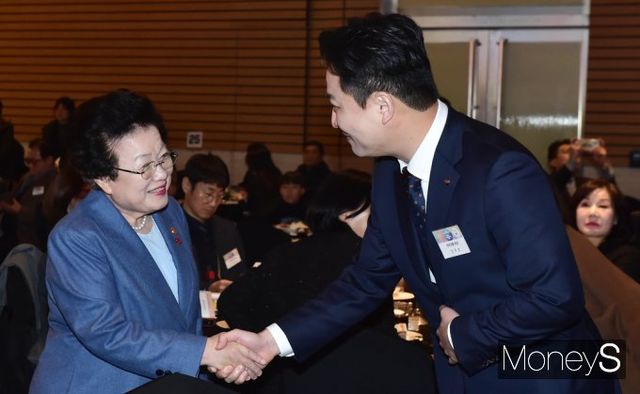 ▲ 인사 나누는 이배용 국가교육위원장(왼쪽)과 강주호 한국교총 회장