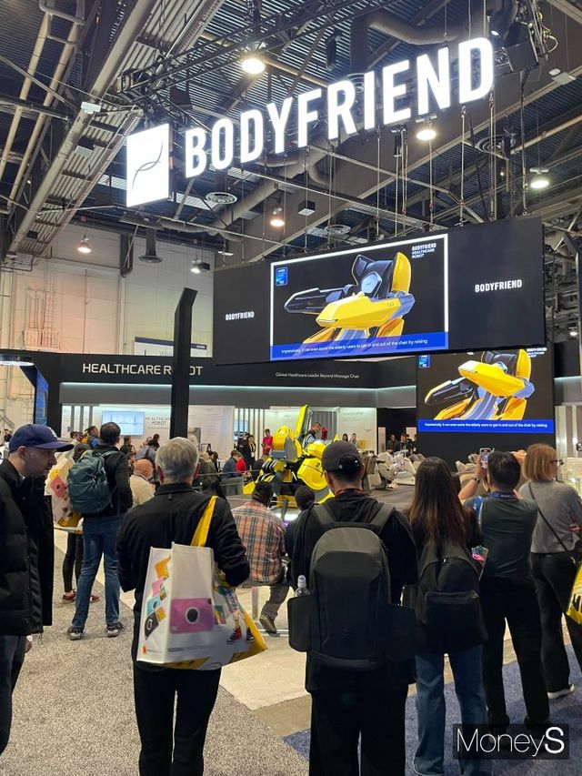 CES 2025 전시장에 마련된 바디프랜드의 전시관에 관람객들이 몰려있다./ 사진=이한듬 기자