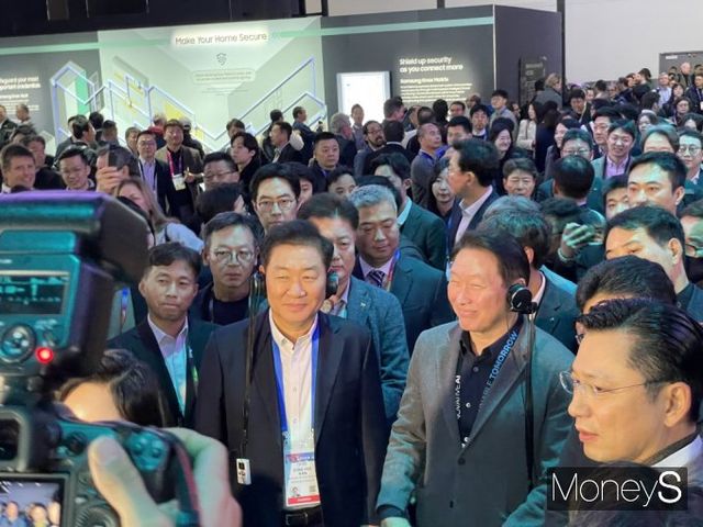 최태원 SK그룹 회장과 한종희 삼성전자 부회장이 8일(현지시간) 미국 라스베이거스 컨벤션센터(LVCC) 센트럴홀에 마련된 삼성전자 전시고나을 둘러보고 있다. / 사진=이한듬 기자