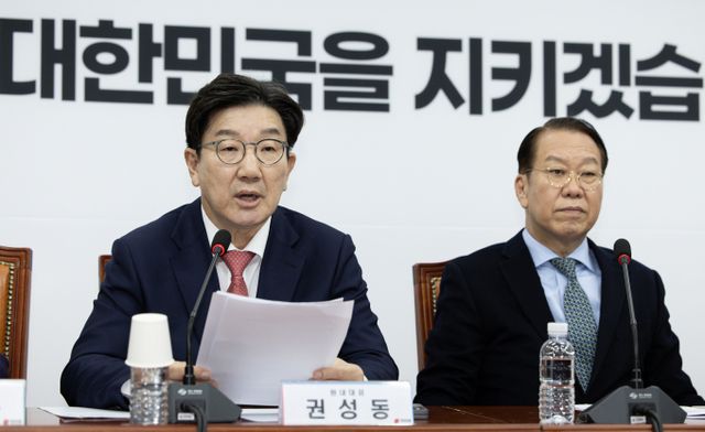 권성동 국민의힘 원내대표가 지난 8일 부결된 내란·김건희 특검법에 대해 독소조항을 걷어내고 실효성 있는 입법 논의를 하겠다고 말했다. 사진은 권 원내대표(왼쪽)가 9일 서울 여의도 국회에서 열린 비상대책위원회의에서 발언하는 모습. /사진=뉴스1