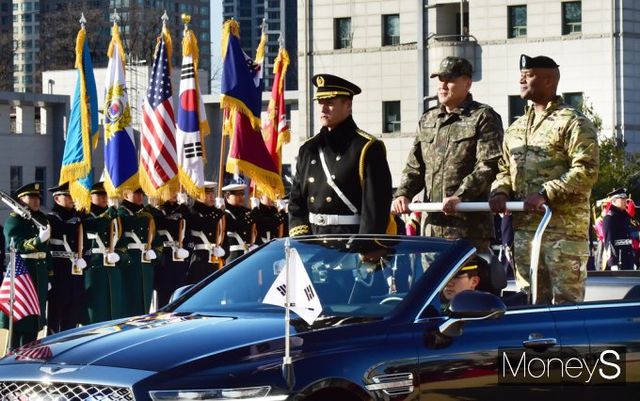 ▲ 열병하는 김명수 합참의장과 제이비어 브런슨 한미연합사령관