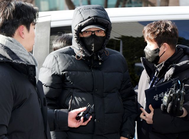 불법 정치자금 수수 혐의를 받는 무속인 전성배씨의 구속영장이 기각됐다. 사진은 전씨가 지난 9일 서울 양천구 서울남부지방법원에서 열린 영장실질심사(구속 전 피의자심문)에 출석하는 모습. /사진=뉴시스