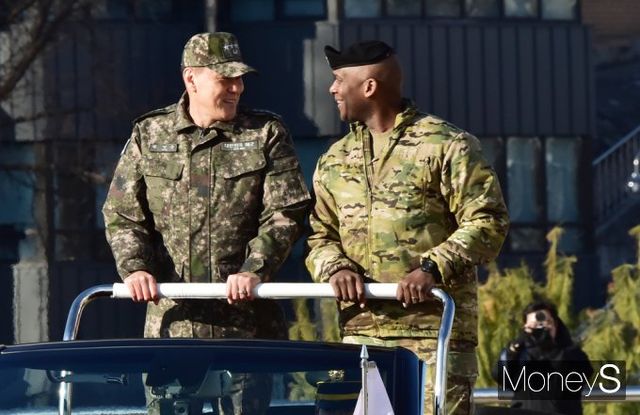 ▲ 의장대 사열 속 대화 나누는 김명수 합참의장과 제이비어 브런슨 한미연합사령관