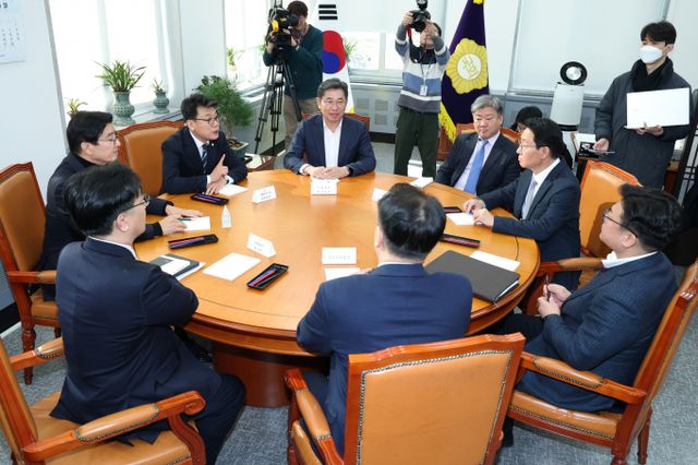 정부와 여·야가 국정협의회 실무협의를 진행했다. 사진은 9일 서울 여의도 국회에서 ‘국회·정부 국정협의체’ 실무협의가 열린 모습. 왼쪽부터 시계방향으로 이해식 더불어민주당 당대표 비서실장, 진성준 민주당 정책위의장, 조오섭 국회의장 비서실장, 곽현 국회의장 정무수석, 김상훈 국민의힘 정책위의장, 강명구 국민의힘 비상대책위원장 비서실장, 방기선 국무조정실장, 김범석 기획재정부1차관. /사진=뉴스1