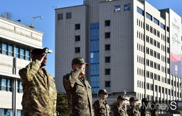▲ 부대 경례하는 김명수 합참의장과 제이비어 브런슨 한미연합사령관