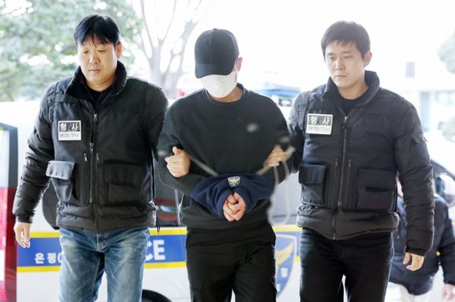 법원이 서울 은평구 오피스텔에서 인터넷 개인방송 진행자(BJ)로 활동을 하던 20대 여성을 살해한 혐의를 받는 40대 남성에게 징역 25년을 선고했다. 사진은 20대 여성을 살해한 혐의를 받는 40대 남성이 지난해 3월18일 서울 마포구 서울서부지방법원에서 열린 영장실질심사에 출석한 모습. /사진=뉴스1