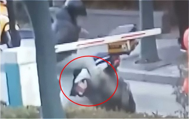 오토바이 진입을 지적했다는 이유로 배달 기사가 경비원을 폭행하는 사건이 발생했다. /사진=JTBC '사건반장'