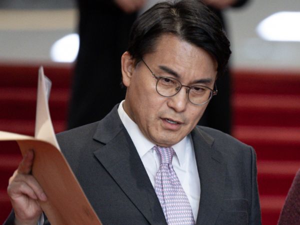  국민의힘 의원이 "윤 대통령은 당의 영입인재 1호"라고 강조했다. 사진은 윤상현 국민의힘 의원이 8일 오후 서울 여의도 국회에서 열린 제420회 국회(임시회) 제4차 본회의에서 잠시 나와 이동하고 있는 모습. /사진=뉴스1