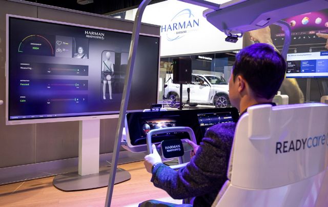 운전자와 탑승자의 상태를 모니터링하는 '레디 케어'를 체험하는 모습. / 사진=하만