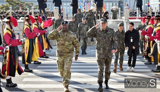 ▲ 경례하며 합참본부 들어서는 김명수 합참의장과 제이비어 브런슨 한미연합사령관