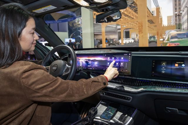 하만의 차량용 앱 스토어 '레디 링크 마켓플레이스'를 체험하는 모습. / 사진=하만