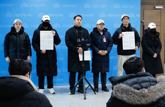 김민전 국민의힘 의원이 지난 9일 윤석열 대통령을 지지하는 20·30 청년들로 구성된 '반공청년단' 하부 행동조직 '백골단' 기자회견 주선과 관련해 사과의 말을 전했다. 사진은 지난 9일 서울 여의도 국회 소통관에서 반공청년단 출범 기자회견을 한 뒤 취재진 질의에 답하는 모습. /사진=뉴스1