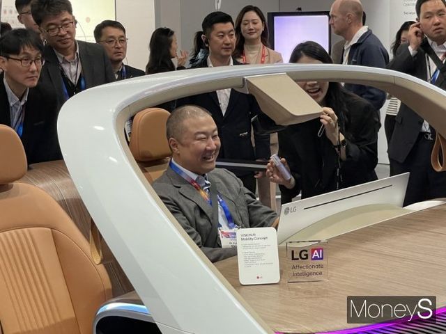 구자은 LS그룹 회장이 9일(현지시간) 미국 라스베이거스 컨벤션센터(LVCC) 센트럴홀에 마련된 LS전자의 전시관을 방문했다. / 사진=이한듬 기자