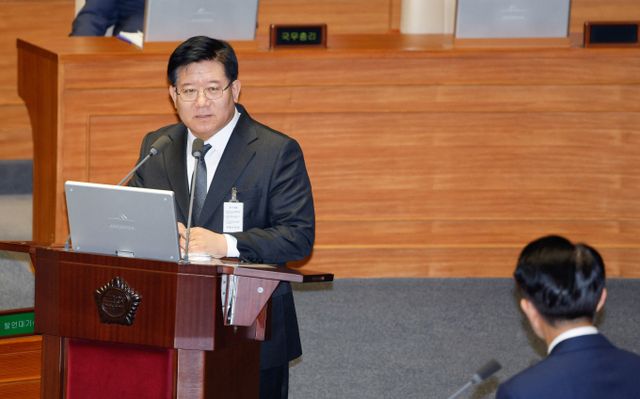 이호영 경찰청장 직무대행이 윤석열 대통령 체포영장 집행과 관련한 질문에 "국가수사본부에서 집행 의지가 확고하다"고 밝혔다. 사진은 이 대행이 지난해 12월13일 서울 여의도 국회에서 열린 제419회국회(임시회) 제3차 본회의에서 윤석열 대통령 위헌적 비상계엄 선포 내란행위 관련 긴급현안질문에 답하는 모습. /사진=뉴스1