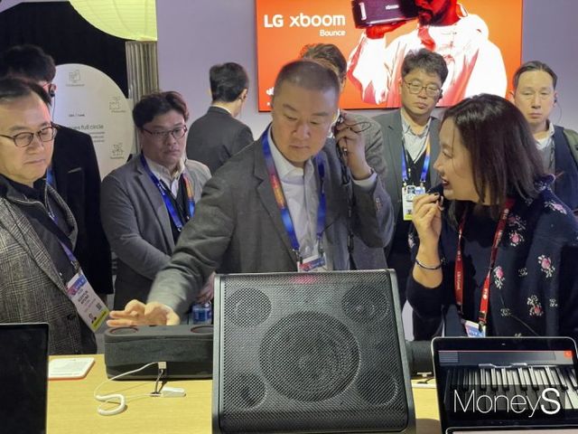 구자은 LS그룹 회장이 9일(현지시간) 미국 라스베이거스 컨벤션센터(LVCC) 센트럴홀에 마련된 LS전자의 전시관을 방문했다. / 사진=이한듬 기자