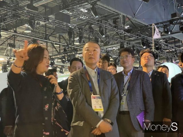 구자은 LS그룹 회장이 9일(현지시간) 미국 라스베이거스 컨벤션센터(LVCC) 센트럴홀에 마련된 LS전자의 전시관을 방문했다. / 사진=이한듬 기자