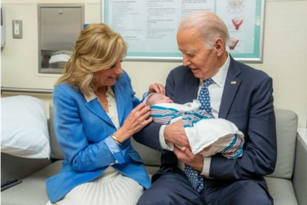 바이든 대통령이 증손자를 안고 기뻐하고 있다. 현직 대통령 사상 처음으로 증조할아버지가 됐다. /사진=질 바이든 여사 인스타그램 캡처