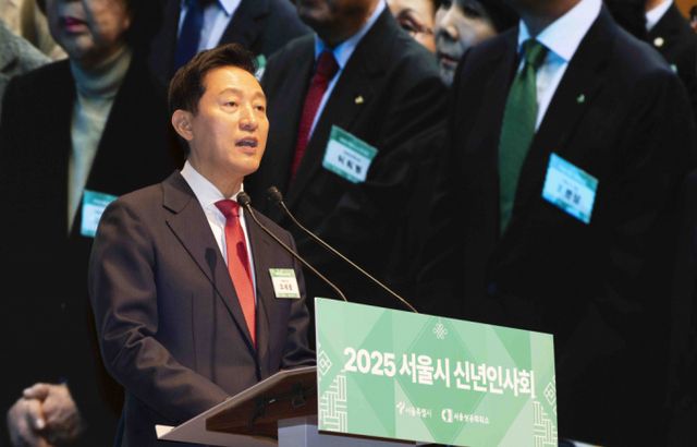 오세훈 서울시장이 고위공직자 범죄 수사처(공수처)는 윤석열 대통령의 체포영장 집행과 관련해 손을 떼고 경찰에 수사를 넘겨야 한다고 일갈했다. 사진은 오세훈 서울시장이 2025 서울시 신년인사회에서 신년사를 하는 모습. /사진=뉴시스