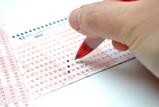 복권을 양보했다가 당첨을 놓쳐 후회하는 남성의 사연이 전해졌다./사진=이미지투데이