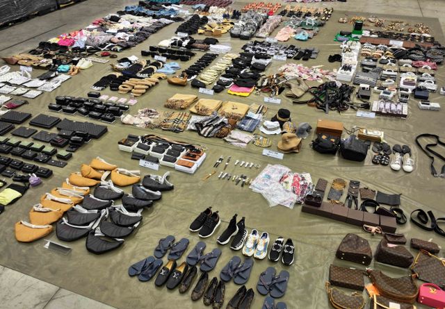 검찰이 중국산 짝퉁 제품 1만여점 시가 200억원 상당을 판매한 유통업자를 불구속 송치했다. 사진은 부산세관 수사팀이 압수한 중국산 짝퉁 제품의 모습. /사진=뉴시스(부산세관 제공)