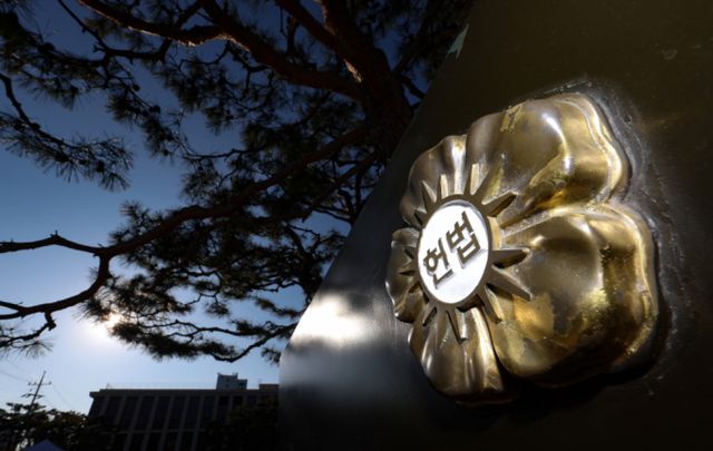  헌법재판소가 심판정 밖에서 이뤄지는 여론전에 결코 흔들리지 않으며 공정한 심판을 하고 있다고 전했다. 사진은 윤석열 대통령 탄핵심판 정식 변론을 닷새 앞둔 헌법재판소 모습. /사진=뉴시스