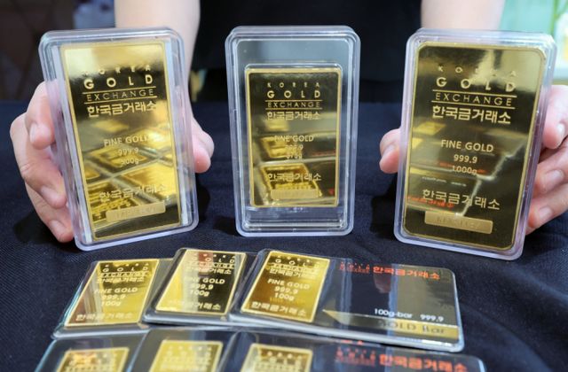 골드바약 140억원어치를 일본으로 밀수하려 한 혐의로 한국인 4명이 일본 경찰에 체포됐다. 사진은 한국금거래소 골드바 모습. /사진=뉴시스