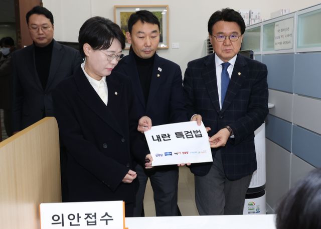 야6당이 9일 내란 특검법을 재발의했다고 밝혔다. 사진은 야6당이 9일 서울 여의도 국회 의안과에서 내란 특검법을 제출하는 모습. /사진=뉴스1
