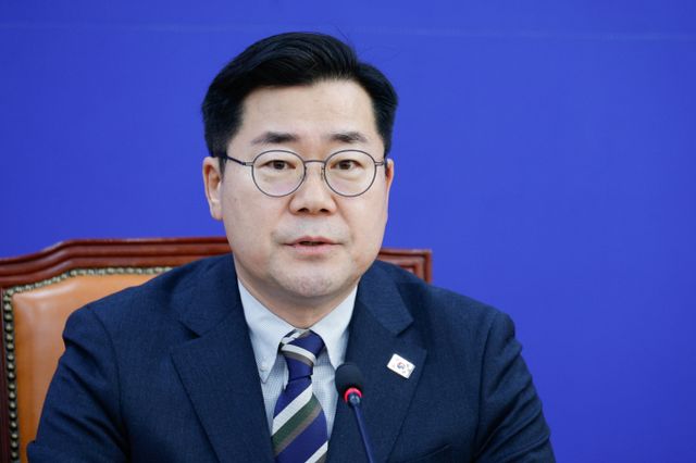 박찬대 더불어민주당 원내대표가 지난 8일 부결된 내란·김건희특검법을 재발의하겠다고 밝혔다. 사진은 박 원내대표가 9일 서울 여의도 국회에서 열린 정책조정회의에 참석해 모두 발언하는 모습. /사진=뉴스1