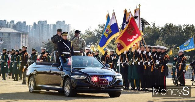 ▲ 환영의장 행사 열병 경례하는 김명수 합참의장과 제이비어 브런슨 한미연합사령관