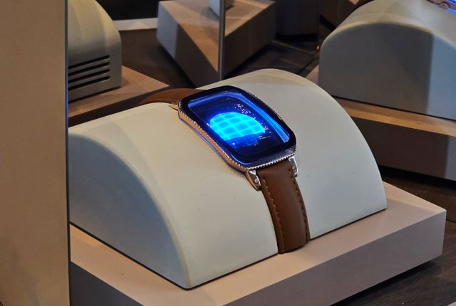 삼성디스플레이가 CES 2025에서 선보인 워치용 마이크로 LED. / 사진=삼성디스플레이