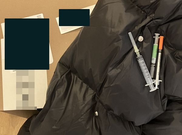 의류 브랜드 쇼핑몰에서 패딩을 샀다가 주사기 3개가 발견됐다는 황당 후기가 전해졌다. 사진은 구매자가 받은 새 패딩에서 나온 주사기 3개의 모습. /사진=네이트 판 캡처