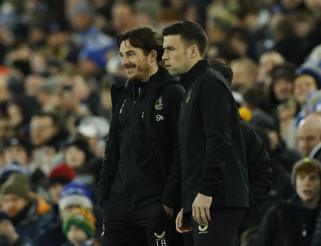 에버튼FC가 경기 3시간 전 션 다이치 감독을 경질하는 초강수를 뒀다. 사진은 10일(한국시각) 영국 리버풀 구디슨 파크에서 열린 2024-25 FA컵 3라운드 경기를 지휘하는 레이턴 베인스 감독(왼쪽)과 주장 시무스 콜먼의 모습. /사진=로이터