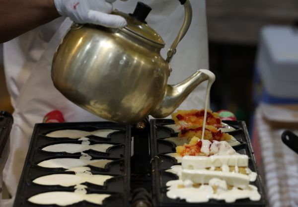 넘어진 할머니를 집까지 업어서 데려다준 사장의 따뜻한 일화가 전해졌다. 사진은 기사의 이해를 돕기 위한 이미지. 한 관계자가 붕어빵을 만들고 는 모습. /사진=뉴시스