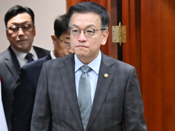 더불어민주당이 최상목 대통령 권한대행 부총리 겸 기획재정부 장관을 향해 '대통령 놀이에 심취했다'고 비판했다. 사진은 최상목 대통령 권한대행 부총리 겸 기획재정부 장관이 9일 서울 종로구 정부서울청사에서 열린 국정현안조정회의 겸 경제관계장관회의에 참석하고는 모습. /사진=뉴스1(기획재정부 제공)