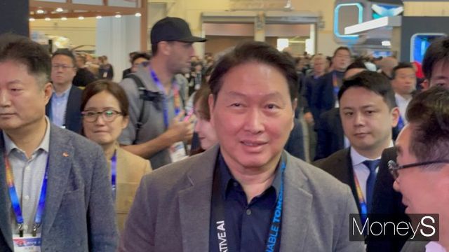 최태원 SK그룹 회장이 8일(현지시간) 미국 라스베이거스 컨벤션센터(LVCC) 센트럴홀에 마련된 SK 전시관을 찾았다. / 사진=이한듬 기자