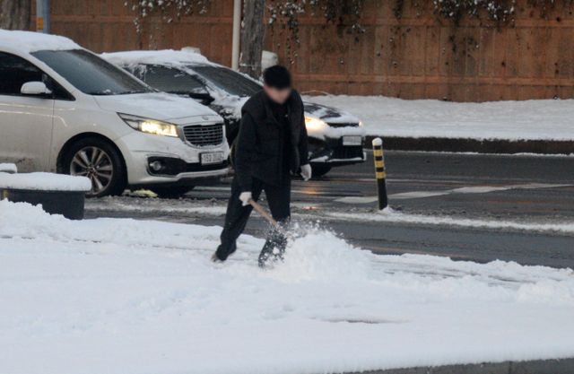 전북 군산에 대설경보가 내려졌다. 사진은 지난 8일 전북 전주시 덕진구 송천동에서 한 시민이 제설작업을 하는 모습. /사진=뉴시스