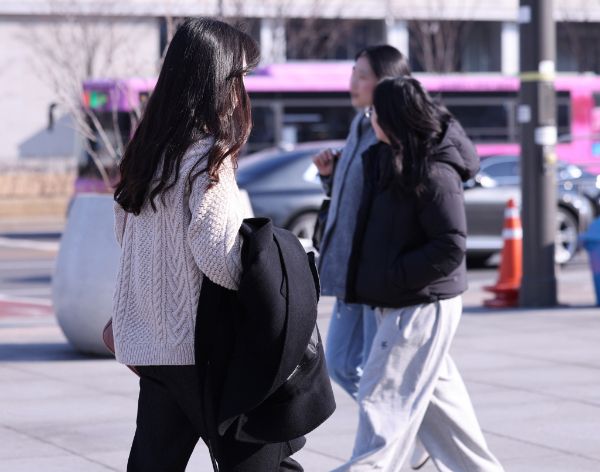 오는 2일 경상권과 제주도에 눈과 비가 내릴 전망이다. 사진은 지난달 24일 오후 서울 광화문광장에서 한 시민이 겉옷을 팔에 걸친 모습. /사진=뉴스1 