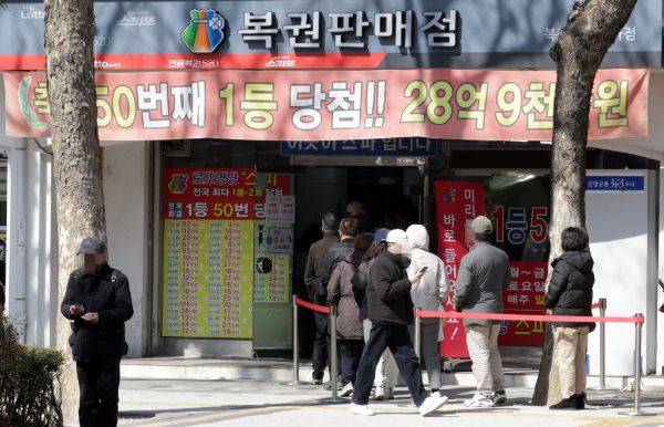 동행복권이 1일 진행한 1157회 로또복권 추첨 결과 1등 당첨번호는 '5·7·12·20·25·26', 2등 보너스번호는 '28'로 나타났다. 지난해 3월8일 서울 한 복권판매점에서 고객들이 줄지어 복권 구입을 기다리는 모습. /사진=뉴시스 