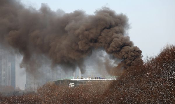 1일 오전 서울 용산구 국립한글박물관에서 화재 진화 작업이 약 3시간째 이어지고 있다. 사진은 이날 오전 서울 용산구 국립한글박물관 옥상에서 화재가 발생해 연기가 피어오르는 모습. /사진=뉴시스