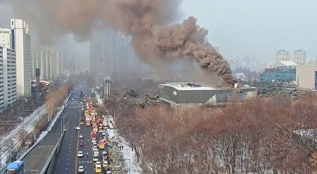 1일 오전 8시40분쯤 서울 용산구 서빙고로 국립한글박물관에서 화재가 발생했다. 소방 당국에 따르면 현재까지 인명 피해는 발생하지 않았다. /사진=뉴스1