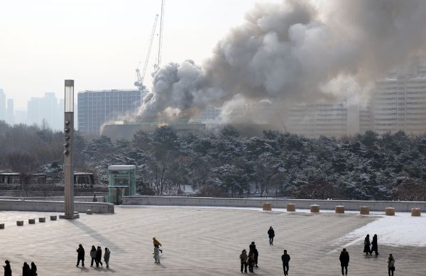 1일 서울 용산구 국립한글박물관에서 발생한 화재가 약 4시간 만에 진압됐다. 사진은 이날 서울 용산구 국립한글박물관 옥상에서 화재가 발생해 연기가 치솟는 모습. /사진=뉴시스