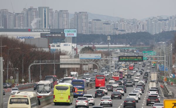 1일 전국 고속도로는 수도권 방향으로 정체가 집중되겠다. 사진은 지난달 30일 경기 오산시 경부고속도로 오산IC 인근 상하행선의 교통량이 많은 모습을 보이는 모습. /사진=뉴스1
