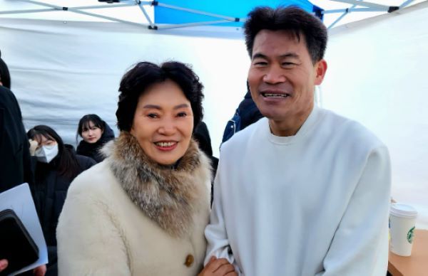 윤석열 대통령 탄핵 반대 집회에 참석한 홍준표 대구시장 부인 이순삼씨가 전한길과 인증 사진을 남겼다. 사진은 홍준표 대구시장 부인 이순삼씨가 한국사 강사 전한길과 인증 사진을 남긴 모습. /사진=이순삼 SNS 캡처