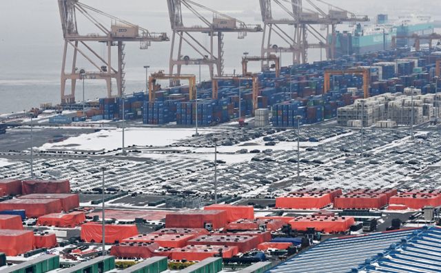 경기도 평택항 수출입 부두에 철강 제품과 화물 컨테이너가 쌓여 있는 모습. / 사진=뉴시스 김종택 기자 /사진=김종택