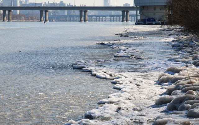  내일은 아침 기온이 영하 13도까지 내려가겠으나 낮부터 기온이 올라가며 강추위가 한풀 꺾이겠다. 여의도 인근 한강변이 얼어 있는 모습. /사진=뉴시스