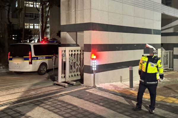 대전 서구 한 초등학교에서 초등학생 여아가 흉기에 찔려 사망하는 사고가 발생했다. 사진은 지난 10일 사고가 발생한 초등학교에 경찰 차량이 들어가고 있는 모습. /사진=뉴스1